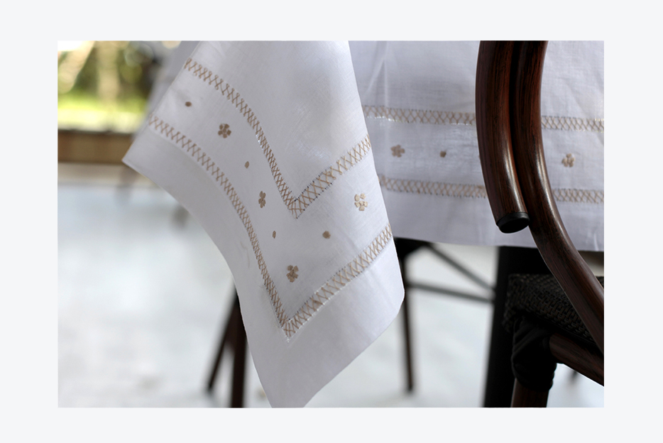 100% pure linen classic table cloths with hand hemstich embroidery lace and piping edges decoration