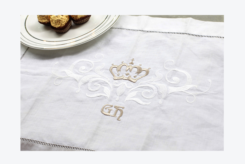 100% linen white napkin wedding monogram and hemstitch （a circle of hole）